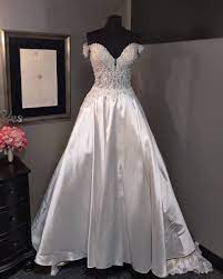 Entdecke rezepte, einrichtungsideen, stilinterpretationen und andere ideen zum ausprobieren. Bridals By Lori On Instagram The Ballgown Is Back In A Big Way A Lot Of Our Brides Come In For Something Form Bridals By Lori Ball Gowns Formal Dresses Long