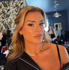 Hi gorgeous gorgeous girls!! Where are my makeup lovers at?! My name is  Kate! I am an upcoming Hair and Makeup artist in Nashville and have loved  every minute of meeting new