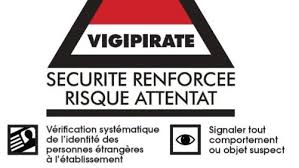 Sous prétexte d'un « renfort vigipirate », surtout depuis les attentats du 13 novembre 2015, il n'est pas rare de voir des ssiap à l'entrée de certains bâtiments, histoire de montrer leur beau pull rouge. Vigipirate Toujours Niveau Securite Renforcee Risque Attentat Commission D Hygiene Et De Securite Cite Scolaire Roger Frison Roche