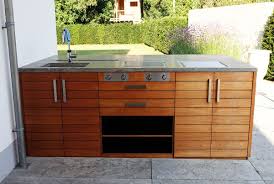 Vogel Wohnt T Aume In Holz Individuelle Gartenkuche Aus Teakholz Mit Massiver Steinplatte Und Teppan Kochfeldern Teak Holz Wohnen Garten Kuche