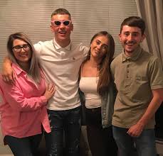 George gilbey, centre, with his mother linda and stepfather pete mcgarry, who are among the fans. Gogglebox Pete Sandiford S Stunning Girlfriend Revealed Photo Hello