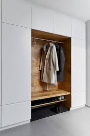 Einbaumöbel, garderobe, modern, weisse grifflose fronten, tipon, spiegel, schreiner, stauraum für eine familie, ideen, trend, eiche, sitzbank. Ankommen Ritsch Mobelhandwerk Dornbirn Garderoben Eingangsbereich Garderobe Schuhschrank Einbauschrank Garderobe