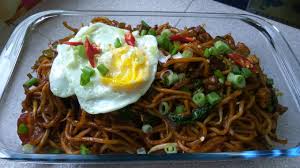 (resepi ini menggunakan kuali yang diisi air dan loyang untuk mengukus kuey teow. Mee Goreng Sedap Chef Home