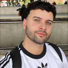 Troye Sivan namora modelo, mas é tão reservado que nem todo mundo sabe  disso. Veja o que ele diz sobre o relacionamento: https://goo.gl/FV4ZLt