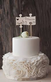 A wedding cake topper is a small model that sits on top of a wedding cake, normally a representation of the couple in formal wedding attire. 24 Creative Wedding Cake Topper Inspiration Ideas See More Http Www Weddingforward Com Tortas De Casamiento Tortas De Bodas Pastel De Aniversario De Bodas