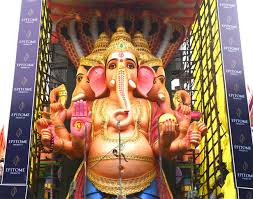Khairatabad Ganesh: ఖైరతాబాద్‌ గణపతి.. సెల్ఫీలతో భక్తుల సందడి |  devotees-selfies-at-khairatabad-ganesh