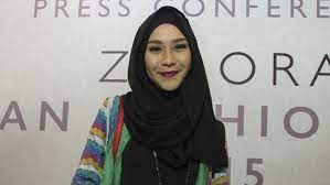 Meski begitu rancangan istri hanung bramantyo ini cukup diperhitungkan dan dilirik hampir semua kalangan. Zaskia Mecca Desain Hijab Busana Muslim Suka Suka Sendiri
