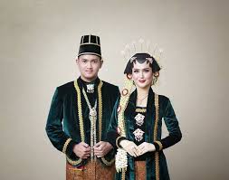 Untuk kaum pria, biasanya pakaian adat yang digunakan berupa baju jas, bersarungkan kain tenun, selempang kain tenun, dan topi yang khas. Baju Pengantin Adat India Radea
