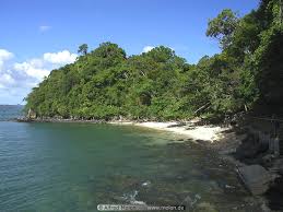 As you walk around the lake, you will see the 'miracle border'. 10 Tempat Menarik Di Pulau Dayang Bunting Wajib Datang Ammboi