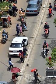 6 unfavourable saya merasa tidak aman saat menyebrang di zebra cross dibandingkan di sembarang tempat. Pejalan Kaki Sembarangan Menyebrang Jalan Foto 2 947402 Tribunnews Com Mobile