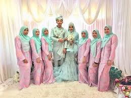 Nah, bagaimana jika warna ini diaplikasikan pada baju, baik atasan atau bawahan? Fesyen 13 Tema Warna Matchy Bridesmaid Dan Pengantin