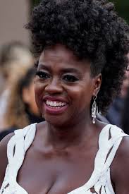 Viola davis' powerful and emotional performances in such plays as intimate apparel and king hedley ii made her a formidable presence on the american theater scene in the late 1990s and 2000s. Mit Ihrem Fake Drink Sorgt Viola Davis Fur Das Wohl Witzigste Oscar Meme 2021 Vogue Germany