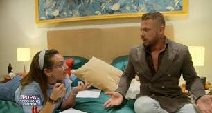 La pupa e il secchione torna sugli schermi televisivi italiani domenica 18 aprile e a condurlo saranno paola barale. Yqym1glbrkrlkm