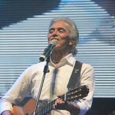 El cantante jairo reveló en una entrevista al diario la nación, de argentina, y en una conversación con ulises jaitt para el show del espectáculo, que está atravesando un momento muy duro por el quebranto de salud de su esposa, teresa sainz de los terreros, madre de sus hijos iván, yako, mario y lucía. Jairo Edad Ciudad Natal Biografia Last Fm