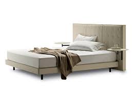 Letto legno con testiera naturale, produzione italiana a prezzi accessibili. Letto Con Comodini Integrati Con Testiera Alta Jack By Poltrona Frau Design Jean Marie Massaud Letti Di Design Idee Letto Mobili