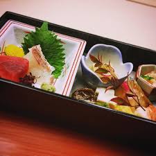 makia on instagram 冬の季節御膳 悠楽 前菜 長芋紅葉和え 蟹菊花寿司 鯛煮凍り 蟹味噌豆腐 八幡巻 玉子 海老 鮪へぎ造り 鯛松造り 妻いろいろ food bento takeout container