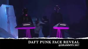 Daft punk, les 'punk timbrés', les nouvelles coqueluches d'angleterre viennent de france et cassent la baraque (.) signés sur un petit label indépendant écossais, leurs premiers singles ont été acclamés par la critique internationale et ont été qualifiés de 'new wave of the new wave'. Daft Punk Unmasked Uncovered Grammys 2017 Les Daft Punk Sans Casques Youtube