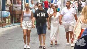 Tüntetni is már csak azért lehet, mert amíg nincsenek otthon az emberek, addig is elvihet valamit tőlük a kormány. Meszaros Lorinc Del Olaszorszagban Nyaral