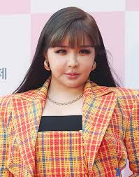 Idol vạn người mê" Park Bom xuất hiện mũm mĩm, gương mặt khác lạ