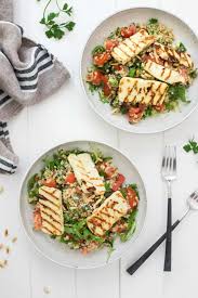 Bulgur Salat Mit Halloumi Zitronen Dressing Rezept Elle Republic Rezept Rezepte Leckere Salate Halloumi
