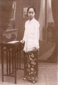 Biasanya pakaian ini sering digunakan untuk menarik suami agar lebih terpikat. Tradisional Pakaian Wanita Melayu Zaman Dahulu Pakaian Nusantara