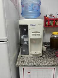 براد ماء صغير على الطاولة للبيع في ابوظبي