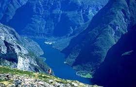 Fjords is one of the attractions of the scandinavian countries, long sea bays with beautiful nature, islands, nice houses on the ban. A Legszebb Fjordok Erdekes Vilag