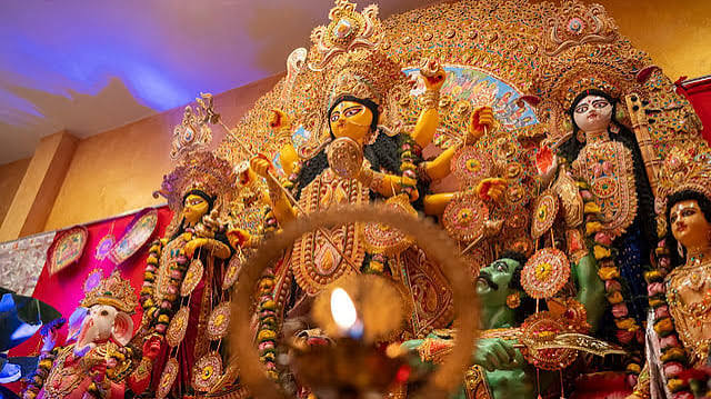 Durga Puja 2025: চার বাঙালির শুরু করা দুর্গাপুজো এখন বার্সেলোনার অন্যতম বড় পুজো