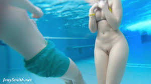 Jeny Smith bodenlos in Spa. Nackt unter Wasser, nackt schwimmen