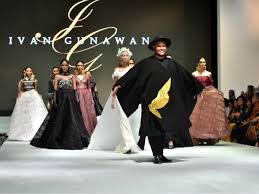 Tak hanya terkenal dengan keindahan alamnya, indonesia ternyata juga terkenal melalui tren mode dunia karena memiliki desainer busana ternama yang sudah memperkenalkan indonesia melalui karya nya ke kancah internasional. Gaun Rancangan Ivan Gunawan Curi Perhatian Dunia