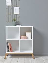 Das Regal Im Schlichten Design Ist Besonders Elegant Wir Lieben Die Schragen Beine Aus Holz Im Skandinavischen Haus Deko Modernes Mobeldesign Innenausstattung