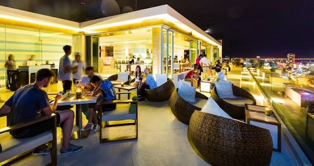 Đến Cafe A La Carte Đà Nẵng vừa thưởng trà vừa ngắm toàn cảnh thành phố biển từ trên cao