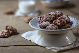 Davide mengacci ci racconta la storia di uno dei dolci simbolo della pasticceria del nord italia. Biscotti Brutti Ma Buoni Ricetta Tradizione Della Nonna Sonia Paladini