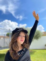 Se encuentran en la parte anterior y tienen un canal. 46 Kymstyle Youtube Karina Poses Marina