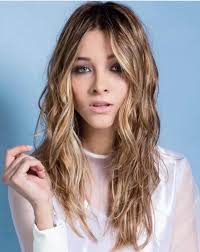 Eloise antoine suggerisce tagli capelli scalati medio lunghi con una maxi frangia da portare a tendina o aperta a ciuffo con riflessi biondo . Capelli Lunghi E Scalati Ecco Qualche Idea Avada Barber Shop