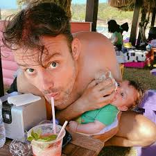 Kiralık Aşk ve İstanbullu Gelin dizilerinde rol alan Salih Bademci, nisan  ayında kızını kucağına aldı. Ünlü oyuncu üç aylık kızı ile çekilen  fotoğrafını sosyal medya hesabından paylaşarak "Güzel anlardan asla  vazgeçme" dedi. #