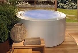 Whirlpool Im Garten Gonnen Sie Sich Diese Besonde Art Entspannung Whirlpool Whirlpool Terrasse Japanische Badewannen