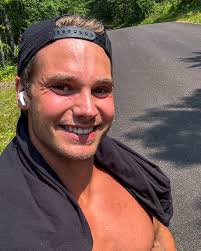 That back photo tho 👨‍🍳🤌🏼 1-1 coaching in B!0 🏆 #bodybuilding  #aestheticphysique #classicphysique #customizedcoaching #fitspo  #fitnesstrainer