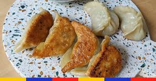 Intimidante La Pate Fine Des Raviolis A Tort Un Peu De Patience Un Brin D Entrainement Pour Le Pliage Et Voila Une Armee De Petits Gyozas Grilles Dores E Nel 2020