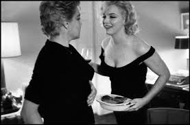 Best madison monroe dinner from 17 best images about period plates on pinterest. Usa California Los Angeles Hollywood 1960 Simone Signoret And Marilyn Monroe At A Private Dinner Party Duri Marilyn Monroe Photos Marilyn Marilyn Monroe