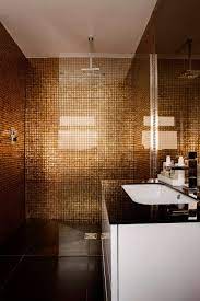 Mosaico Bagno 100 Idee Per Rivestire Con Stile Bagni Moderni E Classici Small Bathroom Basement Bathroom Metallic Tiles Bathroom