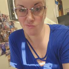 Mon CV 🤍 Nom : Lily Taille : 1,68m Poids : 56kg Age : 45 ans Situation  amoureuse : Je cherche un amoureux 💅 Pays : France 🇫🇷