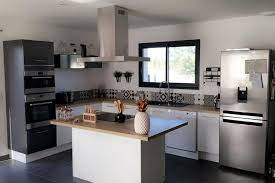 Cuisine blanche avec plan de travail gris anthracite. Cuisine Blanche Et Grise Top Tendance Avec Une Petite Touche De Bois Sur Le Plan De Travail Credence C Cuisine Blanche Et Bois Cuisine Blanche Cuisine Moderne