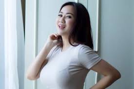 Akan tetapi, setelah membaca komen warganet di media sosial, ia mencoba memahami penjelasan gofar. Punya Tubuh Aduhai Hingga Dijuluki Pemersatu Bangsa Kini Tante Ernie Sukses Bikin Hotman Paris Klepek Klepek Semua Halaman Wiken