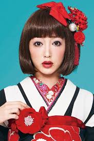 レトロ柄振袖 白色 黒色 レトロ 成人式は個性的なレトロ振袖 成人式 ヘアスタイル レトロ 振袖 レトロメイク