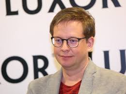 Celebrity ho milují a stejně tak důchodkyně, pro které léta připravuje přehledný kalendář známých osobností. Po Nucene Prestavce Vyrazi Tobogan Tour Moderovana Alesem Cibulkou Opet Za Posluchaci Literarni Noviny