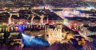 Many buildings are specially floodlit or lit up for the event, and people put candles on their windowsills all over town. Lyon