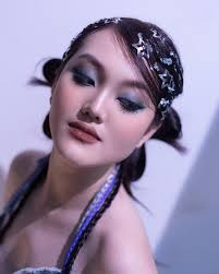 Somewhere between light n shadow 🌓 #19 (Light ver.) Make up: Huong Pham  Hair: Huong Hana Lighting: Vu Hai Anh Photo: Nguyen Khuong @samsonsakata 🤍