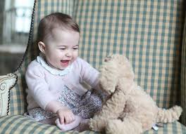 Charlotte de cambridge membre de la famille royale britannique, enfant du prince william et de catherine middleton. Novas Fotos Da Princesa Charlotte Com 6 Meses De Idade Foto De Princesa Princess Kate Princesa Charlotte