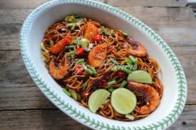 Lalu panaskan wajan dengan api sedang. Mee Goreng Basah Azie Kitchen